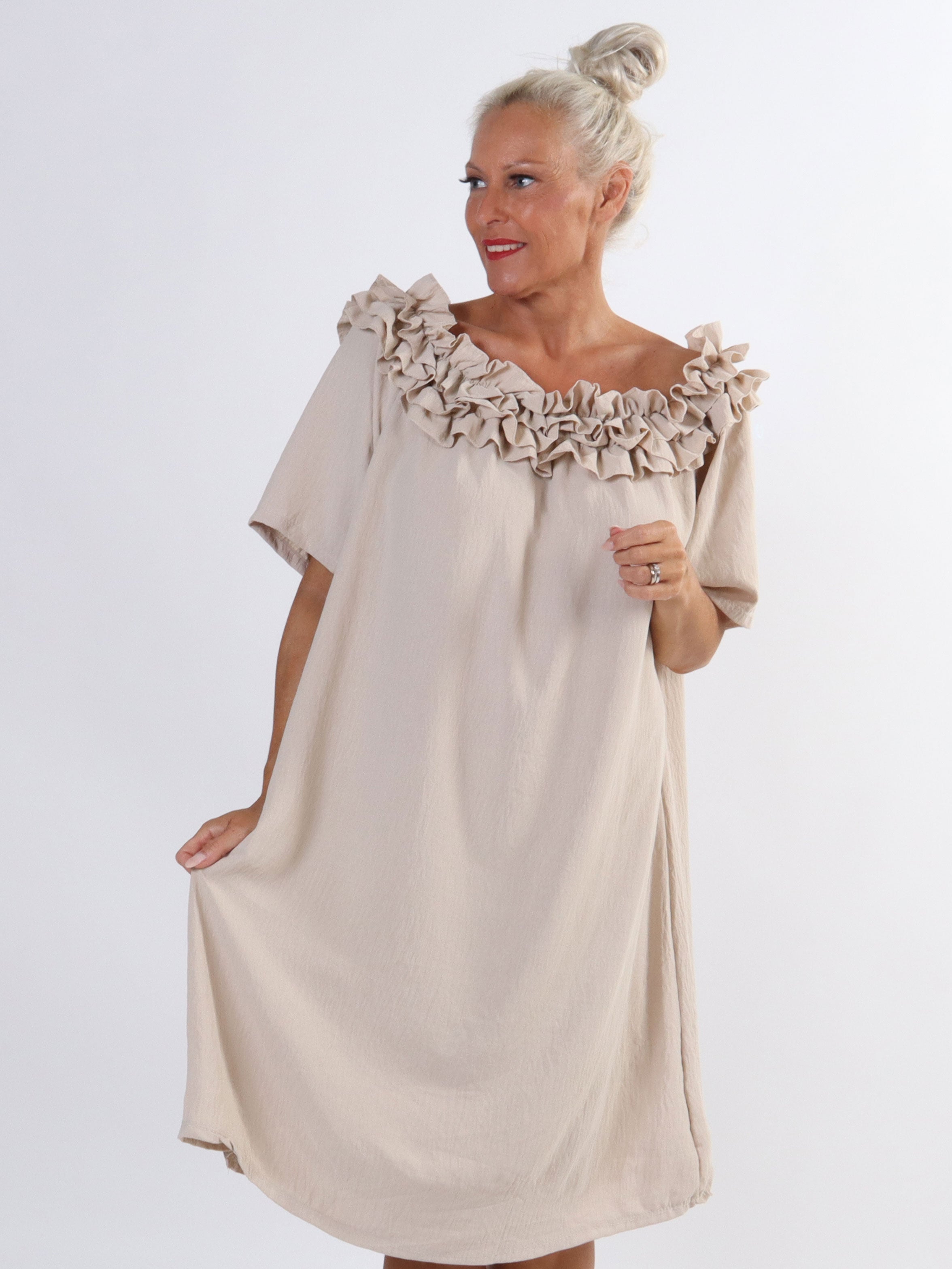 Chili Sleeveless Dress - Plus size-klänning med volanger i halsringningen - Pink